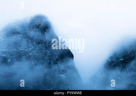 Montagna della valle di Mello dalle nubi. Val di Mello, Valmasino, Valtellina, Lombardia, Italia, Europa. Foto Stock