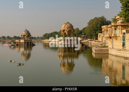 Gadisar Lake, Jaisalmer, Rajasthan, India Foto Stock