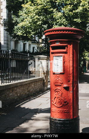 London, Regno Unito - 1 Agosto 2018: iconico red postbox appartenente alla Royal Mail su una strada di Londra. Royal Mail è un servizio postale e di corriere espresso in t Foto Stock