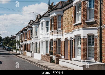 London, Regno Unito - 1 Agosto 2018: fila di British tipiche case a schiera di Barnes, un affluente area residenziale di Londra famosa per il suo villaggio atmospher Foto Stock