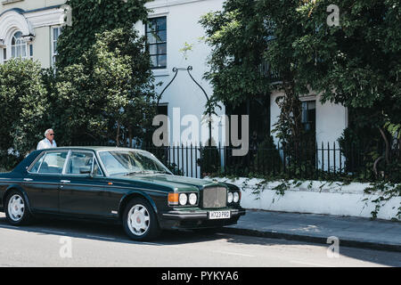 London, Regno Unito - 1 Agosto 2018: antichi verde Bentley parcheggiato di fronte a una casa di Barnes, Londra. Barnes è un affluente area residenziale di Londra famosa f Foto Stock