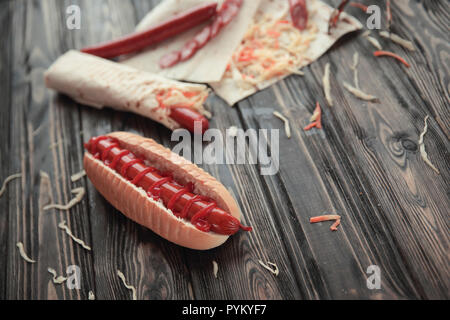 Il fast food.hot dog con salsa su sfondo di legno Foto Stock