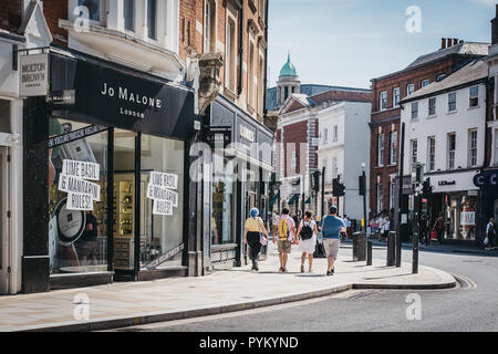 London, Regno Unito - 1 agosto 2018. La gente a camminare su una strada a Richmond, una città suburbane nel sud-ovest di Londra famosa per un gran numero di parchi e di aprire Foto Stock