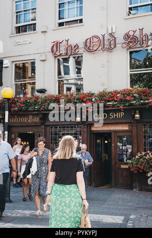 Le persone che attraversano la strada di fronte alla vecchia nave pub di Richmond, Londra, Regno Unito. Foto Stock