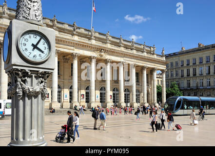 Bordeaux,France-May 18,2015: il vecchio Grand Theatre nel centro della città con un moderno tram che passa da Foto Stock