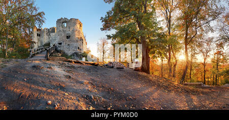 Bellissimo paesaggio della Slovacchia in autunno con Uhrovec rovine del castello al tramonto Foto Stock