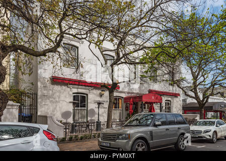 STELLENB.S., SUD AFRICA, Agosto 16, 2018: Church Street a Stellenbosch. L'Hotel Coopmanhuijs, Helenas Ristorante e veicoli sono visibili Foto Stock