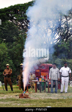 Kolkata, India. 29 ott 2018. La polizia di Kolkata e Bengala Occidentale di inquinamento della scheda di controllo PCB o effettua petardi prove prima di Kali Puja e Diwali Festival. Credito: Saikat Paolo/Pacific Press/Alamy Live News Foto Stock