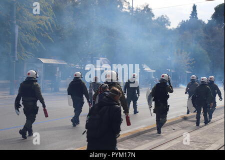 Greco poliziotti antisommossa scontro con persone con cappuccio in Piazza Syntagma. Piccole scaramucce in piazza Syntagma, seguita una grande manifestazione studentesca di Atene dove gli studenti hanno detto no a ulteriori misure di austerità. (Foto di George Panagakis / Pacific Stampa) Foto Stock
