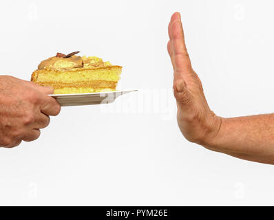 Mano gesticolando stop per una torta su una piastra Foto Stock