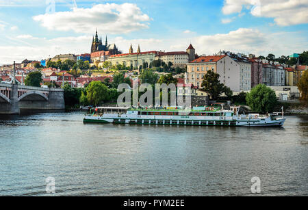 Gite in barca sul fiume a Praga, Repubblica Ceca. Foto Stock