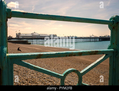 Brighton il Palace Pier visto dal lungomare vittoriano sulla spiaggia di Brighton Foto Stock