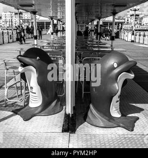 Posto a sedere al riparo del molo del Palazzo, Brighton Sussex Britain, passerella del molo Liesure Foto Stock