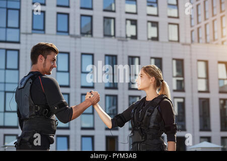 L uomo e la donna sono azienda ogni altre mani Foto Stock