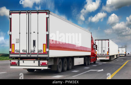 Contenitore sul grande autostrada. Il trasporto di carichi. Il traffico pesante di rimorchi di trasporto merci su strada. Trasporto merci Foto Stock