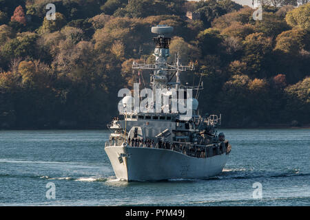 HMS Montrose lasciando Plymouth per un 3 anno di distribuzione. Foto Stock