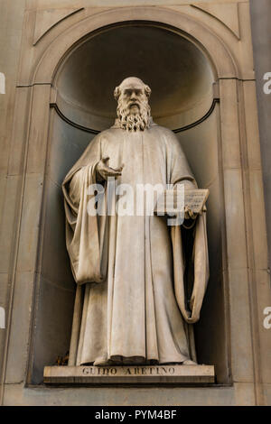 Vista al musicista Guido Aretino monumento a Firenze, Italia Foto Stock