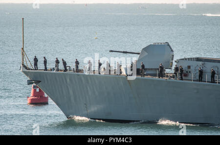 HMS Montrose lasciando Plymouth per un 3 anno di distribuzione. Foto Stock