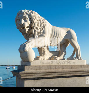 Medici lion e la sfera scultura - uno di una coppia all'ingresso del Ponte dei Leoni a St Augustine, Florida USA basato su un originale romano Foto Stock