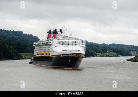 Panama Canal Cruise stagione 2018 - 2019 è in corso. La foto mostra la meraviglia di Disney in transito attraverso il territorio della via navigabile alla fine di Gaillard Cut di Gamboa Foto Stock