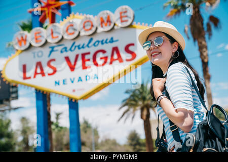 Bella studente di college è arrivato a Las Vegas e sta andando a scuola nuova. giovane ragazza di andare a studiare in università di las vegas. una giornata soleggiata asian lad Foto Stock