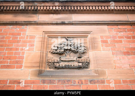 Dettaglio illustrato del motto di Glasgow, 'Far fiorire di Glasgow,' su un edificio di mattoni, Botanic Gardens, Glasgow, Scozia Foto Stock