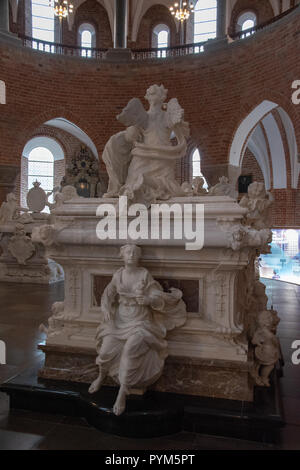 Le tombe di Christian 5 e Frederik 4 insieme con le loro regine Charlotte Amalie e Louise in coro nella Cattedrale di Roskilde, Roskilde, Danimarca. Const Foto Stock