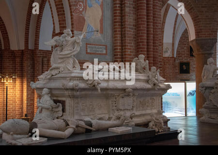 Le tombe di Christian 5 e Frederik 4 insieme con le loro regine Charlotte Amalie e Louise in coro nella Cattedrale di Roskilde, Roskilde, Danimarca. Const Foto Stock