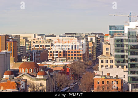 Panorama urbano di noi capitale nel quartiere di Chinatown, Washington DC, Stati Uniti d'America. La mattina presto del paesaggio con i moderni e storici edifici della città. Foto Stock