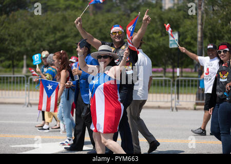 Chicago, Illinois, Stati Uniti d'America - 16 Giugno 2018: Il Puerto Rican Day Parade, Puerto Rican di persone che trasportano il Puerto Rican bandiere celebra durante la sfilata Foto Stock