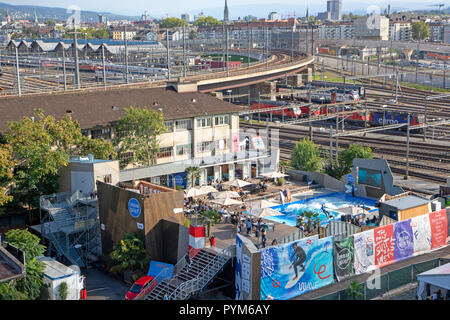 Sovraccarico di Surf urbani di Zurigo Ovest Foto Stock