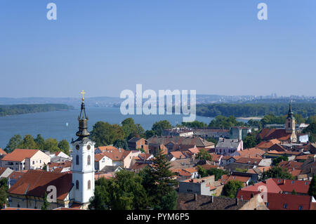 Vista verso la chiesa di San Nicola, il fiume Danubio e Belgrado dalla torre Gardos a Zemun, Serbia Foto Stock