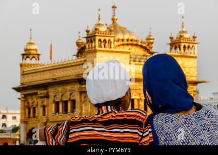 Pellegrini Sikh in appoggio di fronte al Tempio d'oro dopo un lungo viaggio di Amritsar Foto Stock