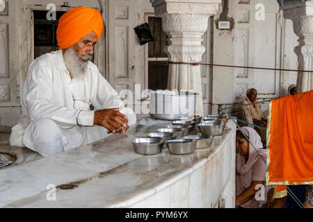 Acqua che serve per i pellegrini è parte della filosofia Sikh Foto Stock