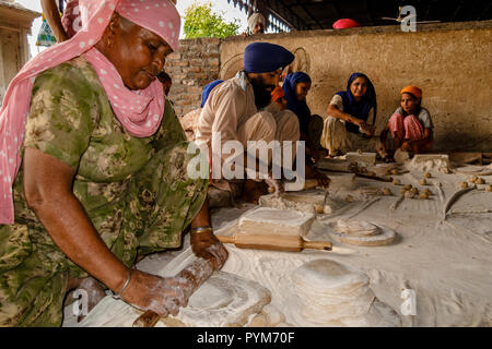 Cibo per tutti i pellegrini viene preparato da volontari e serviti nel langar Foto Stock