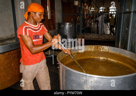 Cibo per tutti i pellegrini viene preparato da volontari e serviti nel langar Foto Stock