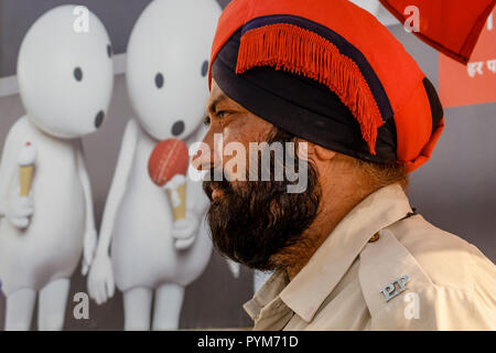 Un poliziotto di Amritsar nella parte anteriore di un divertente poster commerciali Foto Stock