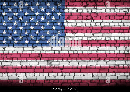 Stati Uniti d'America bandiera è dipinta su un vecchio muro di mattoni Foto Stock