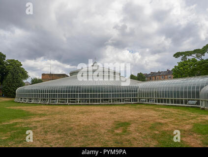 La Cupola di kibble Palace presso la Glasgow Botanic Gardens un giorno nel luglio 2018, Glasgow, Scotland, Regno Unito Foto Stock