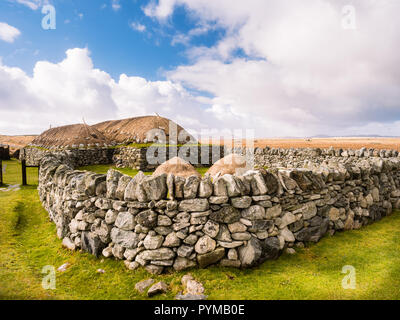 La Blackhouse, 42 Arnol, Bragar, isola di Lewis, HS2 9DB - insight in vita sull'isola; casa di paglia il ricovero di una famiglia e gli animali sotto un unico tetto. Foto Stock