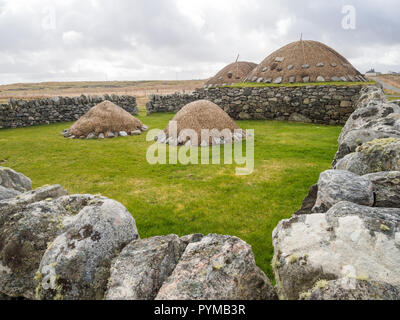 La Blackhouse, 42 Arnol, Bragar, isola di Lewis, HS2 9DB - insight in vita sull'isola; casa di paglia il ricovero di una famiglia e gli animali sotto un unico tetto. Foto Stock