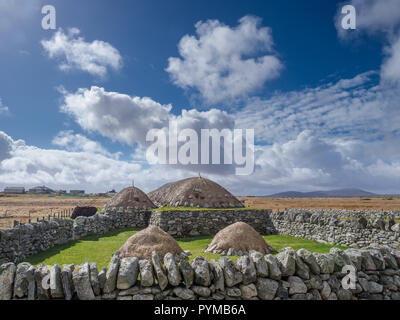 La Blackhouse, 42 Arnol, Bragar, isola di Lewis, HS2 9DB - insight in vita sull'isola; casa di paglia il ricovero di una famiglia e gli animali sotto un unico tetto. Foto Stock