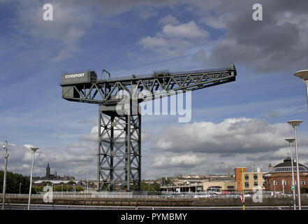 Uno dei rimanenti gru a sbalzo ancora sorge sulle rive del fiume Clyde dove era una volta parte del massiccio di uscita del commercio navale che ha dominato il Clyde, Clydebank, Glasgow e oltre. Foto Stock