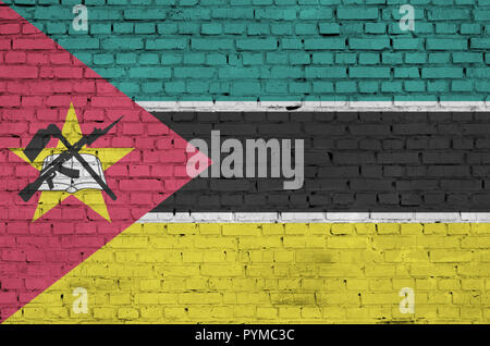 Bandiera del Mozambico è dipinta su un vecchio muro di mattoni Foto Stock