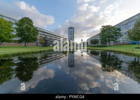 Due alti e lunghi appartement edifici limitrofi e riflettendo su un piccolo canale a L'Aia, Paesi Bassi Foto Stock