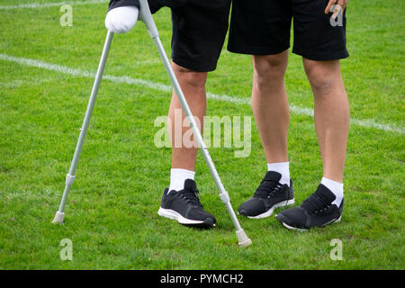 Close-up di ampute giocatore di calcio e amico del team Foto Stock