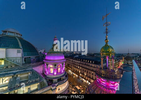 Parigi, 25 Ottobre 2018 - Tramonto di Parigi sul' tetti e Paris Opera Garnier edificio nel quartiere Haussmann, Francia Foto Stock