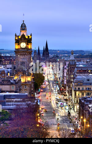 Fotografato subito dopo il tramonto dalla cima di Calton Hill Ottobre 2018 quando gli edifici lungo il Princes street sono illuminato Foto Stock