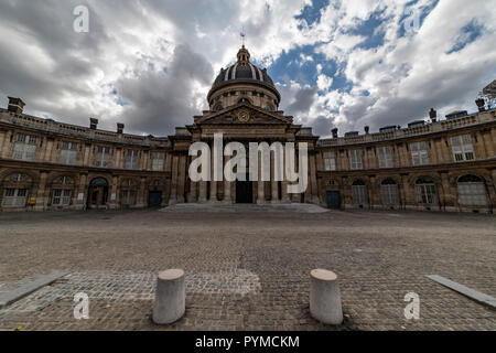 L Institut de France, Francese imparato la società, raggruppamento cinque accademici, il più famoso dei quali è l'Académie française. L'edificio era originale Foto Stock