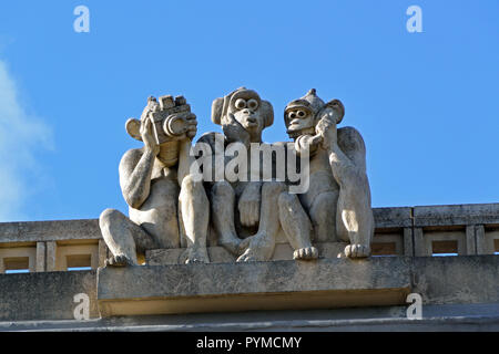 Tre Scimmie sagge scultura sul tetto di Waterloo Park Pavillion, Norwich, Norfolk, Regno Unito Foto Stock